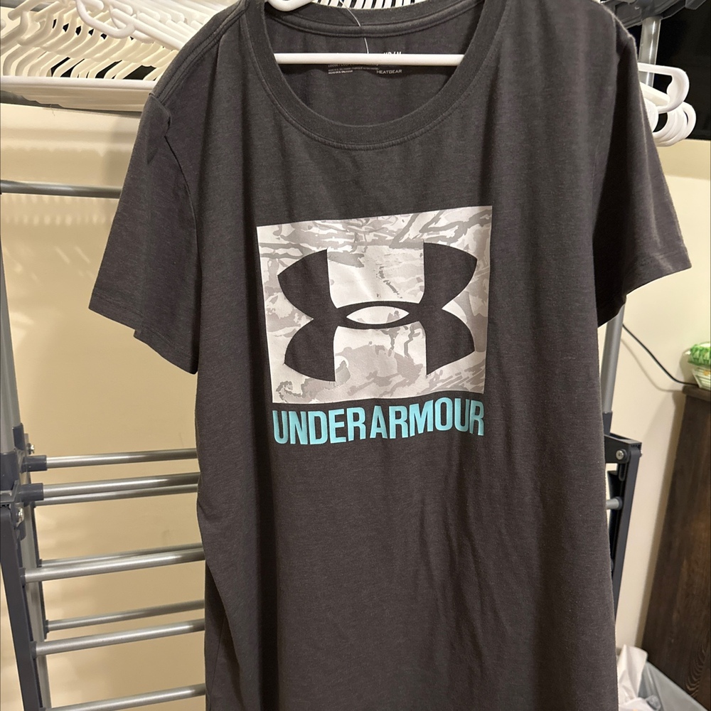 Medium UNDER ARMOUR T-SHIRT, SHORT SLEEVE ~ GRAY ~ WITH U/A LARGE LOGO  N.W.T!